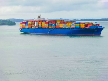 Panama Kanalı, Panama - 7 Aralık 2019: Maersk Hattı C konteynırı