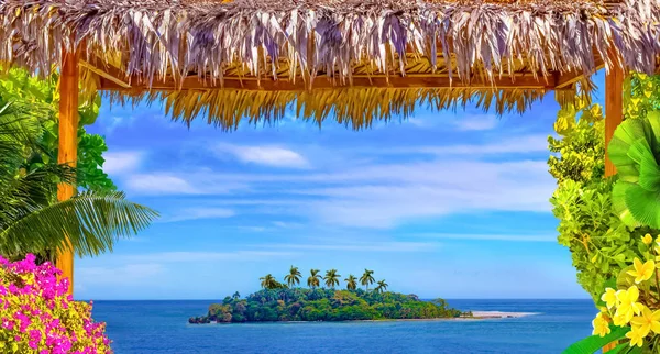 Tropical beach lagúna pálmafákkal. — Stock Fotó