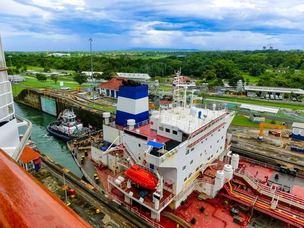 Vista do Canal do Panamá a partir do navio de cruzeiro — Fotografia de Stock