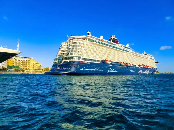 Oranjestad, Aruba - 4. prosince 2019: Výletní loď Mein Schif — Stock fotografie