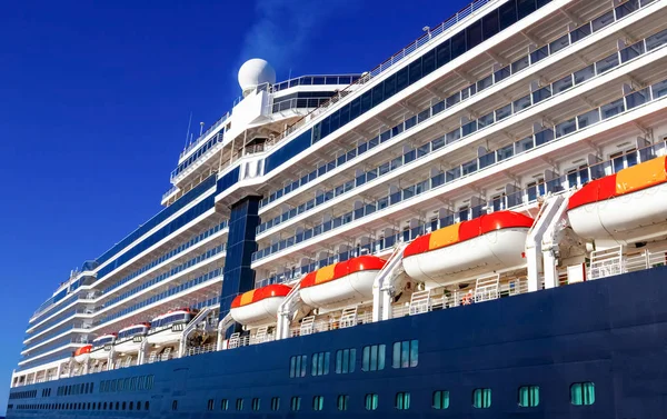 Uitzicht op een groot cruiseschip aangemeerd langs de kust van Bahama 's. — Stockfoto