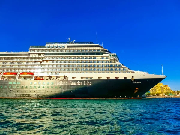 Oranjestad, Aruba - December 4, 2019: The cruise ship Holland America cruise ship Eurodam docked at Aruba island — 스톡 사진