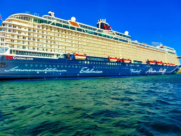 Oranjestad, Aruba - 2019. december 4.: A Mein Schiff 2 luxushajó dokkolt Aruba szigetén — Stock Fotó
