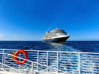 Half Moon Cay Adası, Bahamalar - 2 Aralık 2019: Hollanda Amerika yolcu gemisi Eurodam limana yanaştı