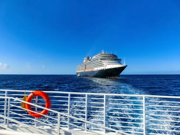 Half Moon Cay Island, Bahamas - 2 december 2019: Holland America kryssningsfartyg Eurodam dockade till havs — Stockfoto