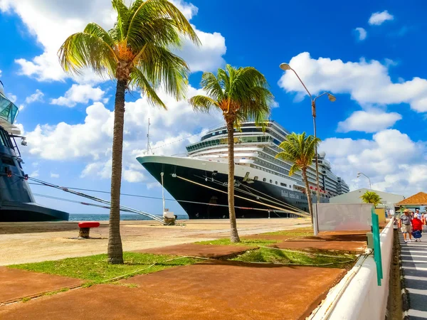 Oranjestad, Aruba - 4 de diciembre de 2019: El crucero Holland America crucero Eurodam atracó en la isla de Aruba —  Fotos de Stock
