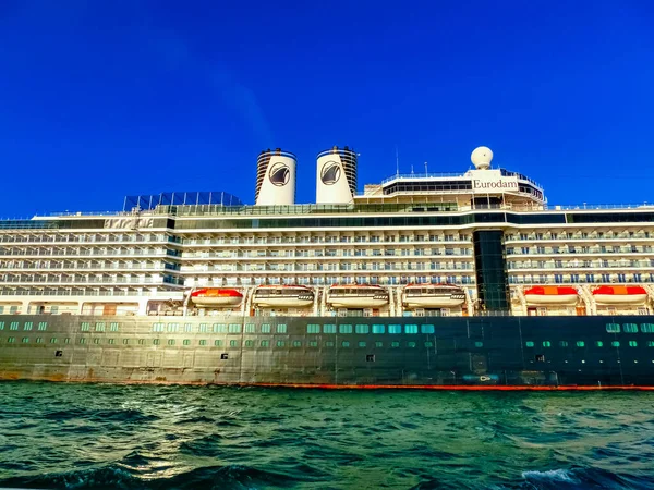 Oranjestad, Aruba - 2019. december 4.: A Holland America luxushajó Eurodam dokkolt Aruba szigetén — Stock Fotó