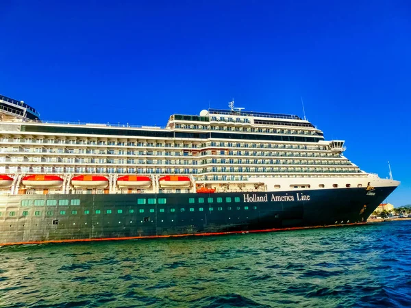 Oranjestad, Aruba - 4 de dezembro de 2019: O navio de cruzeiro Holland America Eurodam atracado na ilha de Aruba — Fotografia de Stock