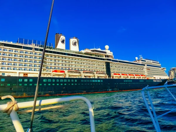 Oranjestad, Aruba - 4. prosince 2019: Plavební loď Holland America Cruise ship Eurodam kotví na ostrově Aruba — Stock fotografie