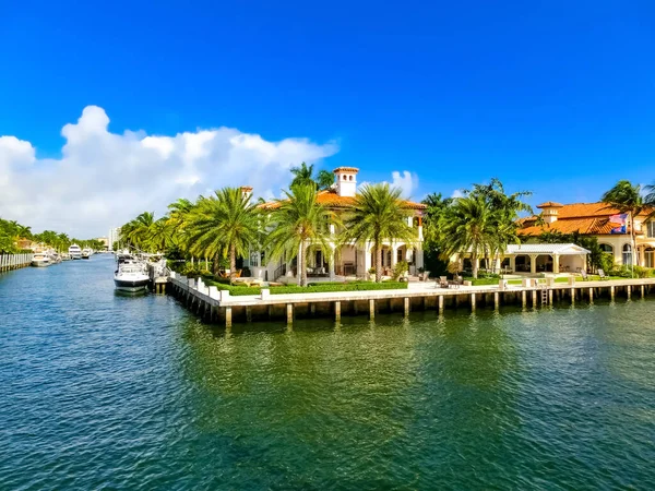 Luxusní sídlo v exkluzivní části Fort Lauderdale — Stock fotografie