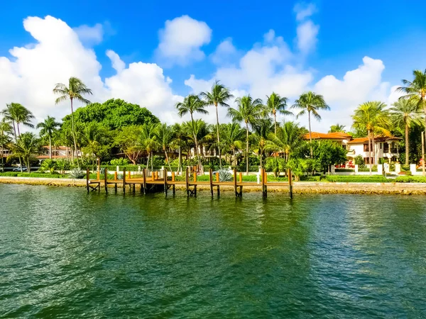 Luxury mansion in exclusive part of Fort Lauderdale — Stock Photo, Image