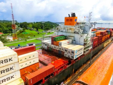 Panama Kanalı, Panama - 7 Aralık 2019: Panama Kanalı 'ndaki Miraflores Kilitleri' ne giren Hapag-Lloyd kargo gemisi