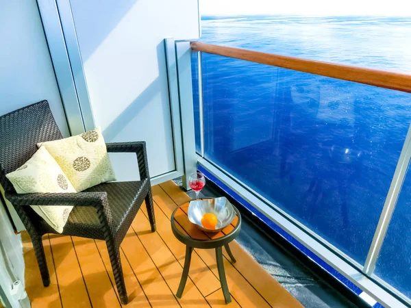Πολυτελή κρουαζιέρα πλοίο μπαλκόνι με θέα στον ωκεανό μπλε — Φωτογραφία Αρχείου