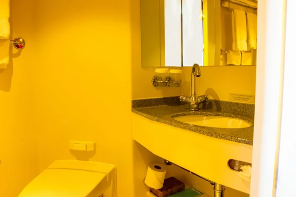 Ванная комната с душевой кабиной, туалет на круизном судне — стоковое фото