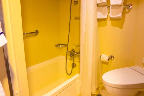 Łazienka z kabiną prysznicową, toaleta na rejs statek — Zdjęcie stockowe