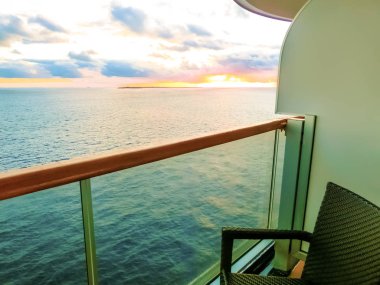 suşi ile geleneksel elbiseli çekici kadın