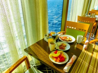 Lüks soyut kruvaziyer gemide yemek odası büfe