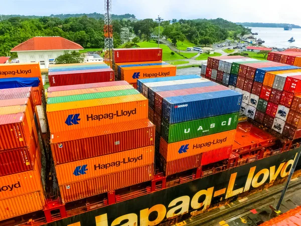 Kanał Panamski, Panama - 7 grudnia 2019: Statek towarowy Hapag-Lloyd — Zdjęcie stockowe