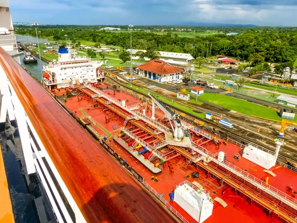 パナマ運河,パナマ- 2019年12月7日:パナマ運河のミラフローレスロックに入る貨物船 — ストック写真