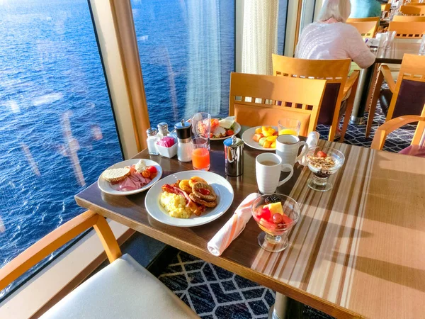 Eetkamer Buffet aan boord van de luxe abstracte cruiseschip — Stockfoto