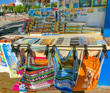 Willemstad, Curacao, Hollanda - 5 Aralık 2019: Yerel satıcılardan hediye ve hediyelik eşya almak için limanda tur.