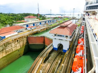 Panama Kanalı, Panama - 7 Aralık 2019: Yolcu gemisinden Panama Kanalı görüntüsü
