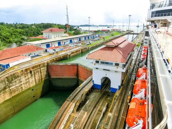 Kanał Panamski, Panama - 7 grudnia 2019: Widok Kanału Panamskiego ze statku wycieczkowego — Zdjęcie stockowe