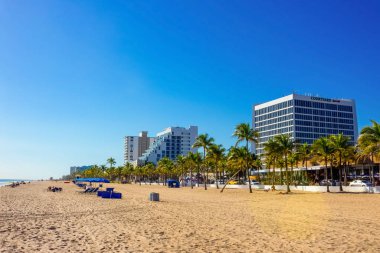 Fort Lauderdale plajı. Öngrubunda kendine özgü bir duvar var.