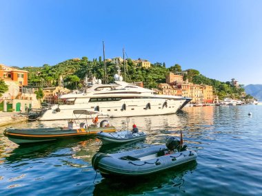Portofino, Liguria, İtalya 'da yatları olan güzel bir koy.