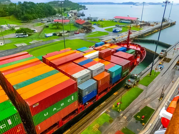 Kanał Panamski, Panama - 7 grudnia 2019: Statek towarowy Hapag-Lloyd wpływający do śluz Miraflores w Kanale Panamskim — Zdjęcie stockowe