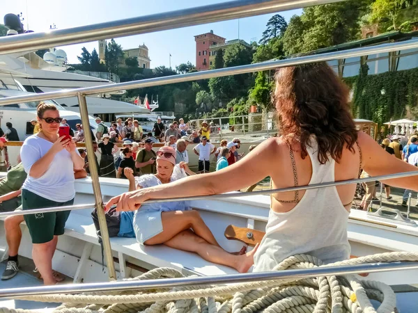 Portofino, Italia - 13 de septiembre de 2019: Hermosa bahía con colorf — Foto de Stock