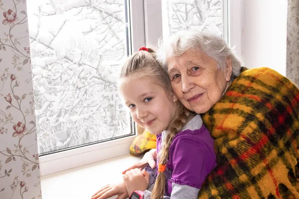 Glad vacker farmor och hennes förtjusande barnbarn — Stockfoto