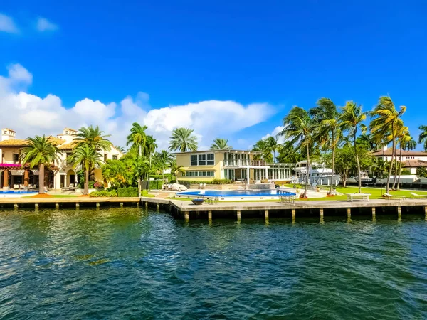 Luxury mansion in exclusive part of Fort Lauderdale — Stock Photo, Image