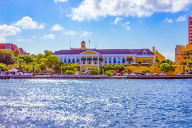 Willemstad, Curacao, Hollanda - sokakta renkli binalar 