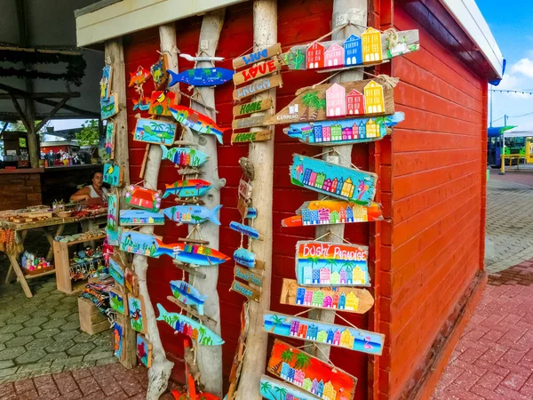 Willemstad, Curaçao, Niederlande - 5. Dezember 2019: Einkaufstour im Hafen nach Geschenken und Souvenirs von lokalen Händlern. — Stockfoto