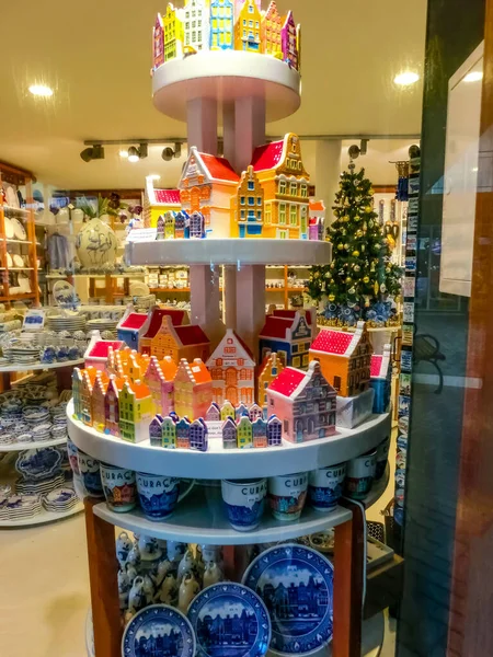 Willemstad, Curacao, Nederland - 5 december 2019: Winkelen in de haven voor cadeaus en souvenirs van lokale verkopers. — Stockfoto