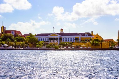 Willemstad, Curacao, Hollanda - sokakta renkli binalar 
