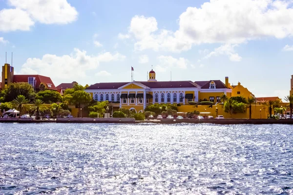 Willemstad, Curazao, Países Bajos - edificios de colores en la calle —  Fotos de Stock