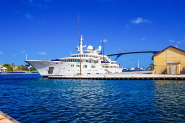 Curacao köprüsünün yakınına büyük bir lüks yat yanaştı.