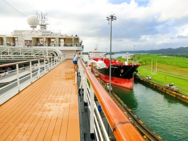 Panama Kanalı, Panama - 7 Aralık 2019: Panama Kanalı 'ndaki Miraflores Kilitleri' ne giren bir kargo gemisi — Stok fotoğraf