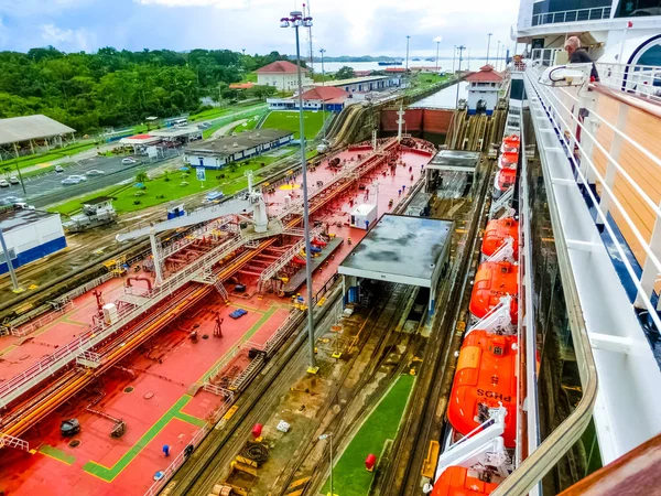 パナマ運河,パナマ- 2019年12月7日:パナマ運河のミラフローレスロックに入る貨物船 — ストック写真
