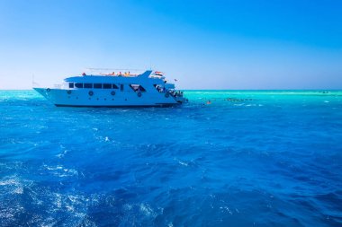 Kızıl Deniz 'deki Ras Mohamed Ulusal Parkı' nda turistlerle birlikte yelkenli gemi, Sharm El Sheikh, Mısır