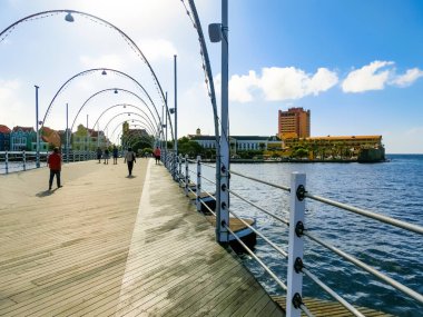 Willemstad, Curacao, Hollanda - 5 Aralık 2019: Punda İlçesi 'nin önündeki Kraliçe Emma Köprüsü halkı, 5 Aralık 2019 tarihinde Hollanda' nın başkenti Willemstad, Curacao 'da bulunan St. Anna Körfezi' nde bulunan bir köprü.