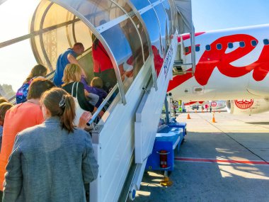 Kiev, Ukrayna - 10 Eylül 2019: 10 Eylül 2019 'da Ukrayna' nın Kiev kentindeki Uluslararası Havalimanı 'ndaki Ernest Airlines düşük maliyetli uçak şirketine giden insanlar