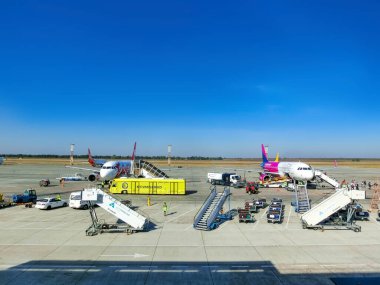 Kiev, Ukrayna - 10 Eylül 2019: Wizzair Airlines uçağı ve Ernest low 10 Eylül 2019 tarihinde Ukrayna 'nın Kiev kentindeki Uluslararası Havaalanında maliyetli uçak
