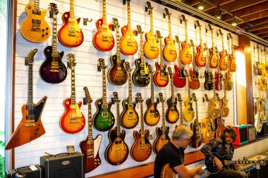 Miami, Amerika Birleşik Devletleri - 30 Kasım 2019: Amerika Birleşik Devletleri Miami 'deki Walt Grace Vintage Gitar Dükkanı' nda gitarlar