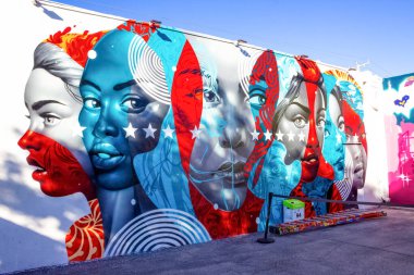 Miami, Amerika Birleşik Devletleri - 30 Kasım 2019: Art Wynwood, Miami, Usa. Wynwood, Miami Florida 'da güçlü bir sanat kültürüne sahip bir mahalledir ve her yerde duvar resimleri görülebilir..