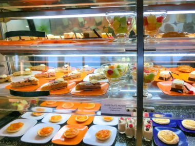 Soyut lüks yolcu gemisinde yemek odası büfesi. Kek ve krema.