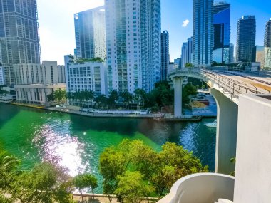 Miami şehir merkezi manzaralı apartmanlar ve mavi gökyüzüne karşı ofis binaları.