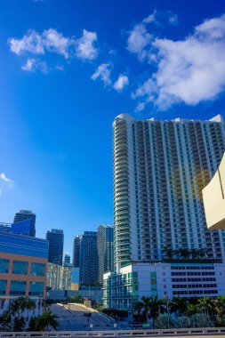 Miami şehir merkezi manzaralı apartmanlar ve mavi gökyüzüne karşı ofis binaları.